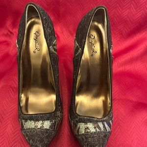 Qupid 5.5” Brown Heels. Size 7.